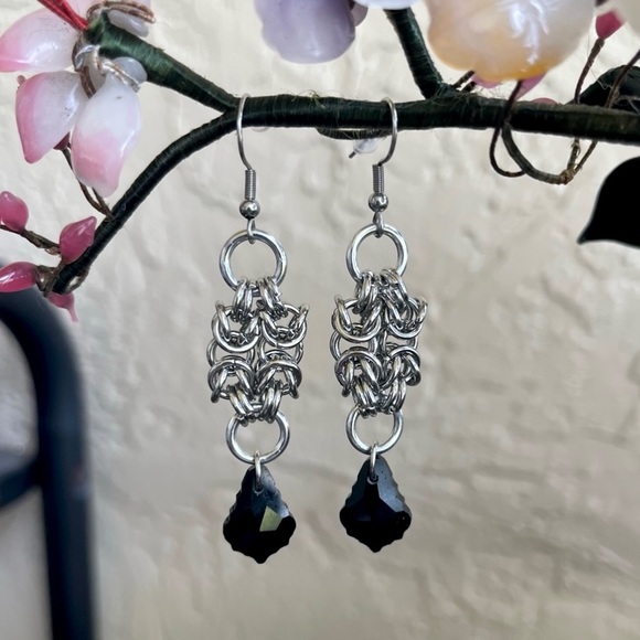 Handmade maille dangly stainless steel earrings with black austrian crystals - Picture 7 of 16